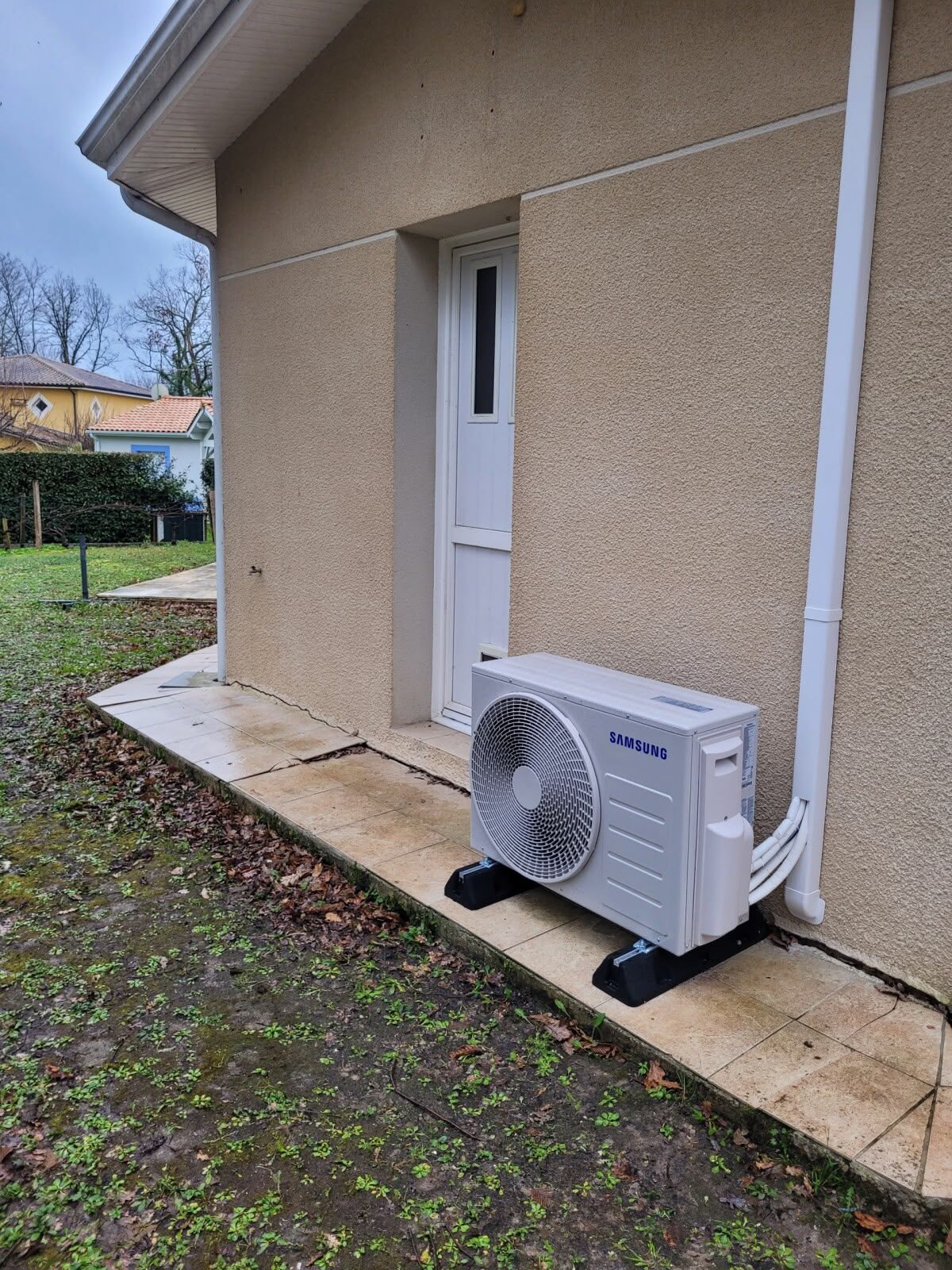 Groupe extérieur Samsung sur façade de maison